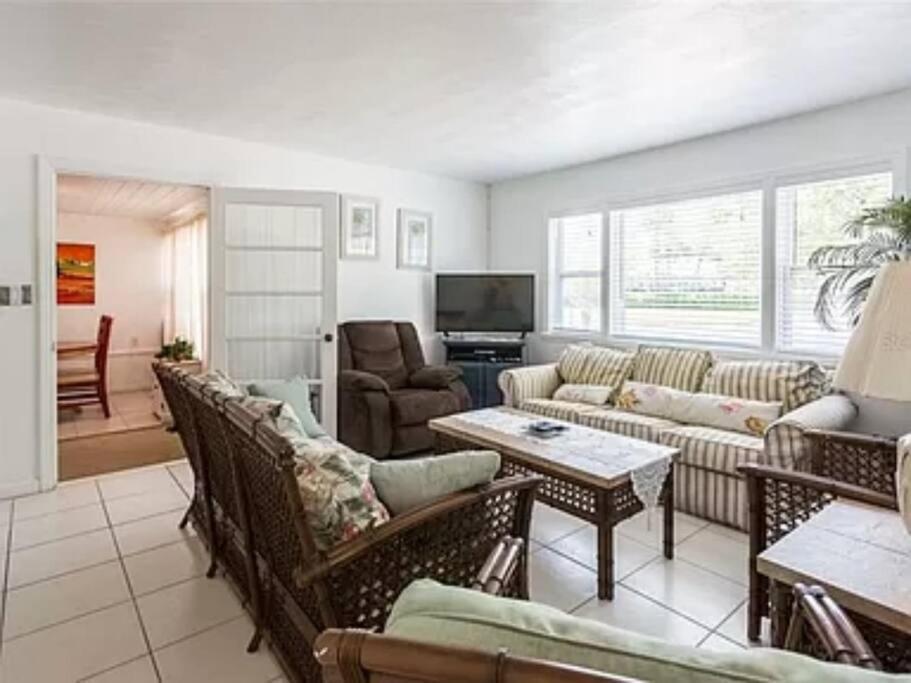 Lovely 1 Bedroom Unit Across From Lido Key Beach Sarasota Exterior photo