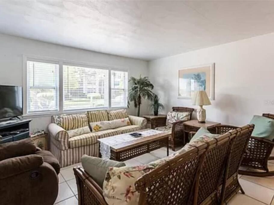 Lovely 1 Bedroom Unit Across From Lido Key Beach Sarasota Exterior photo