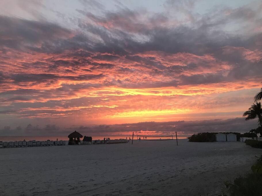 Lovely 1 Bedroom Unit Across From Lido Key Beach Sarasota Exterior photo